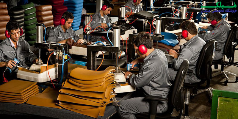 مونتاژکاران در حال نصب رویه بر روی استراکچر مبل ها در کارخانه رایانه صنعت